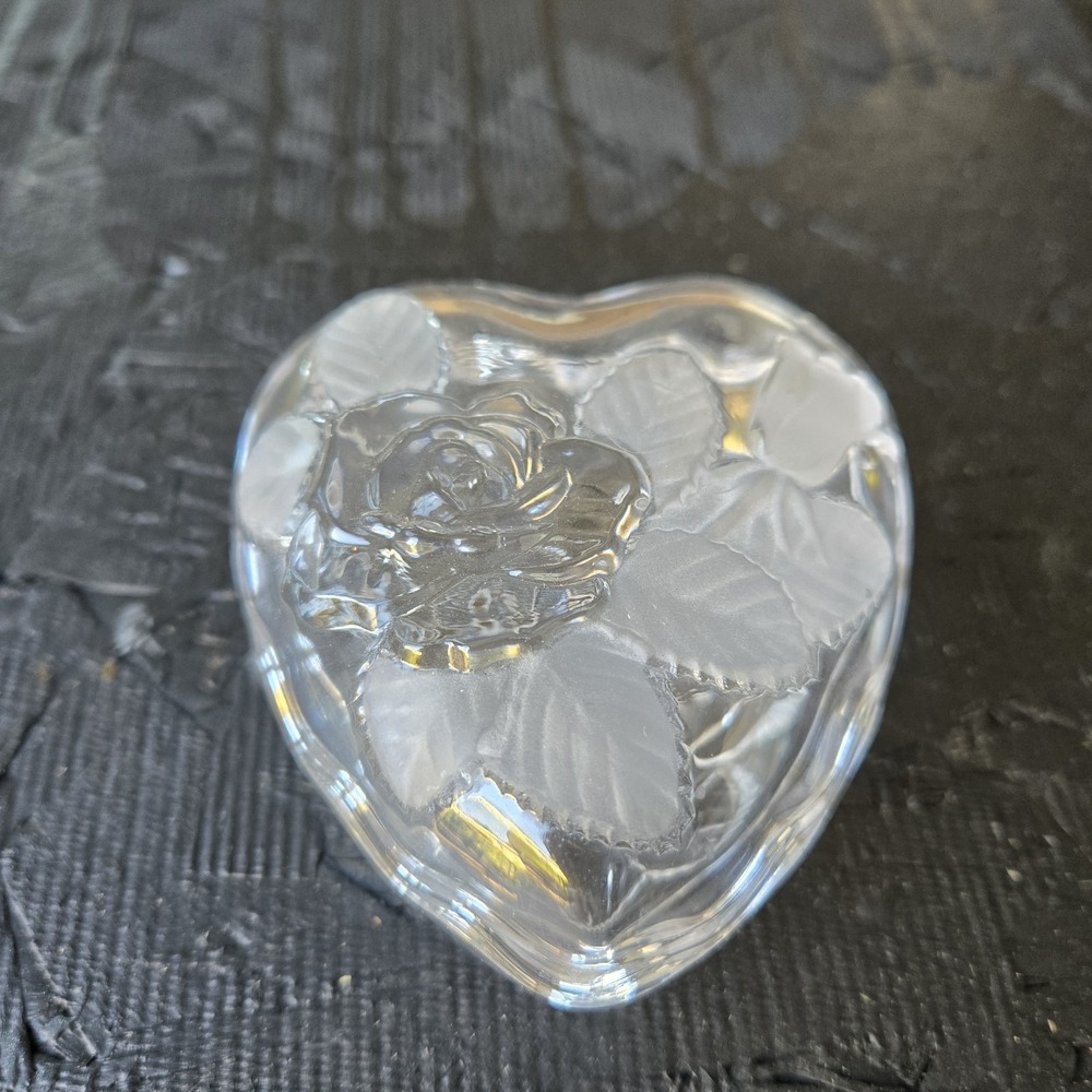 Vintage Heart shaped clear Glass Trinket Box Rose Flowers & Leaves Jewelry Catch